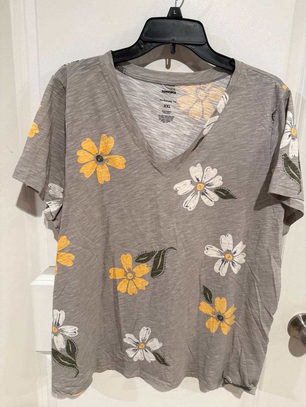 Sonoma Gray V-Neck Tee with Yellow & White Daisy Print~ never worn